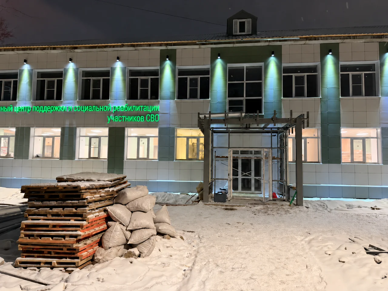 Фасад здания и архитектурная подсветка