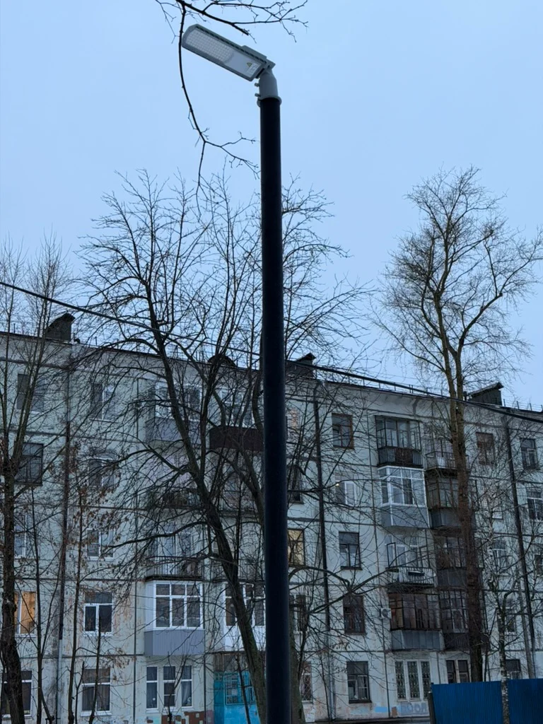 Опора с наружным светильником и камерами наблюдения